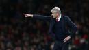 Pelatih Arsenal Arsene Wenger memberikan instruksi kepada anak asuhnya pada  anjutan Liga  Premier Inggris di Stadion Emirates, London, Sabtu (5/12/2015).  (Reuters/Alex Morton)