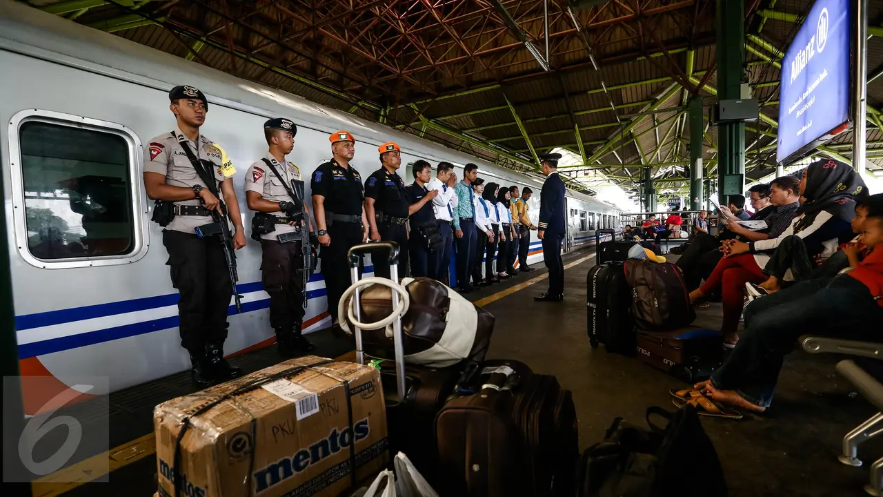 20160628-H-8 Lebaran, Suasana Mudik Mulai Terasa di Stasiun Gambir-Jakarta