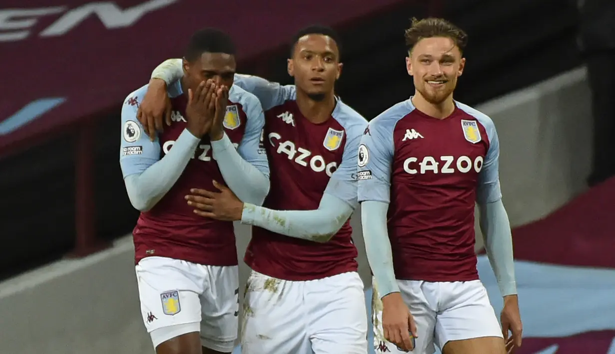 Bek Aston Villa, Kortney Hause (kiri) melakukan selebrasi bersama rekan setim usai mencetak gol kedua timnya ke gawang Crystal Palace dalam laga lanjutan Liga Inggris 2020/21 pekan ke-15 di Villa park, Birmingham, Sabtu (26/12/2020). Aston Villa menang 3-0 atas Crystal Palace. (AFP/Rui Vieira/Pool)