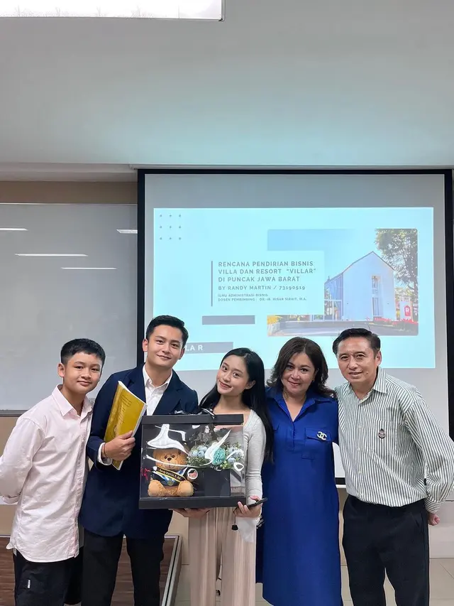 Randy Martin merayakan kelulusannya. (Foto: Instagram/randymartinnn)