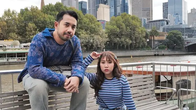 7 Potret Kiky Saputri dan Suami Liburan di Australia, Mesra Banget