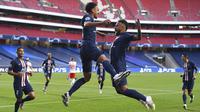Pemain Paris Saint-Germain (PSG), Marquinhos dan Neymar, melakukan selebrasi usai mencetak gol ke gawang RB Leipzig pada laga semifinal Liga Champions di Stadion The Luz, Rabu (19/8/2020). PSG menang dengan skor 3-0. (David Ramos/Pool via AP)