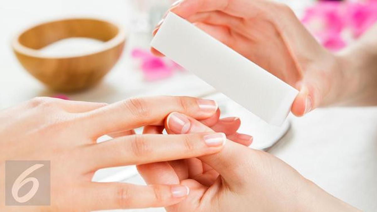 Bahaya Terlalu Sering Gel &amp; Acrylic Nails bagi Kesehatan Kuku yang Perlu Diketahui