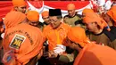 Presiden PKS, SohibulIman (berpeci) dikerumuni kadernya usai upacara pengibaran bendera HUT RI ke-70 di Lapangan Nusantara Polo Club, Bogor, Jawa Barat, Senin (17/8/2015). (Liputan6.com/Helmi Fithriansyah)