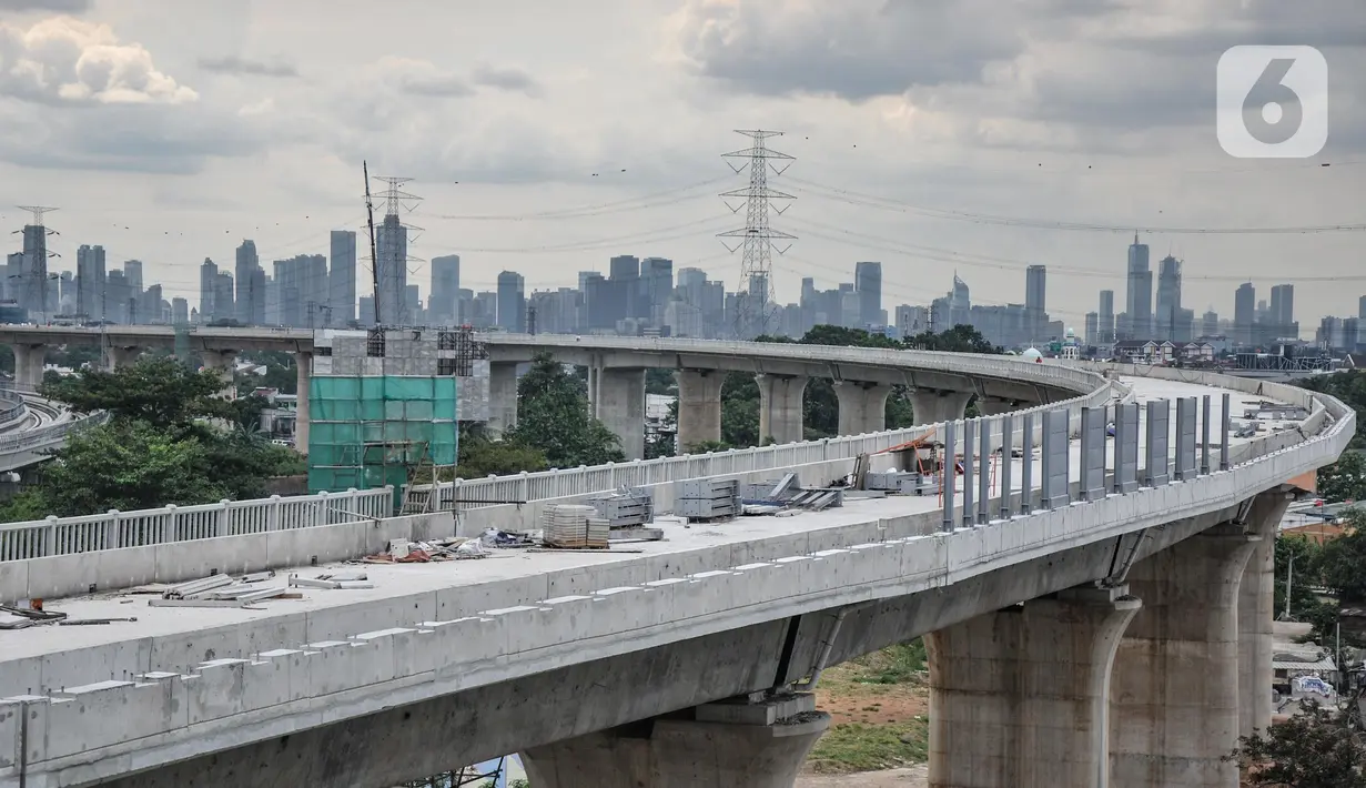 Suasana proyek pembangunan Kereta Cepat Jakarta-Bandung di kawasan Halim Perdanakusuma, Jakarta, Selasa (8/3/2022). KCIC terus mengejar penyelesaian proyek untuk bisa berjalan sesuai dengan target pengoperasian yang telah ditetapkan pada Juni 2023. (merdeka.com/Iqbal S. Nugroho)