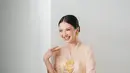 Raline Shah terlihat elegan dengan kebaya simple di acara Istana Berkebaya tahun lalu. Ia kenakan kebaya Betawi tipis berwarna peach dan bermotif bunga ungu dipadukan dengan kain batik yang punya motif vibrant. [@ralineshah]