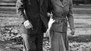 Putri Inggris Elizabeth (calon Ratu Elizabeth II) dan Duke of Edinburgh Pangeran Philip dari Inggris (kiri) berjalan selama bulan madu mereka di perkebunan Broadlands, Hampshire pada 25 November 1947. (AFP)
