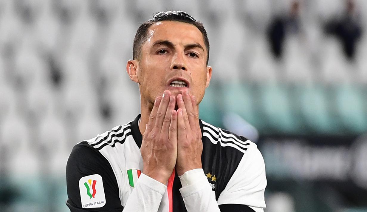Penyerang Juventus, Cristiano Ronaldo, tampak kecewa usai penaltinya gagal menghasilkan gol pada laga leg kedua semifinal Coppa Italia di Allianz Stadium, Sabtu (13/6/2020) dini hari WIB. Juventus bermain imbang 0-0 atas AC Milan. (AFP/Miguel Medina)