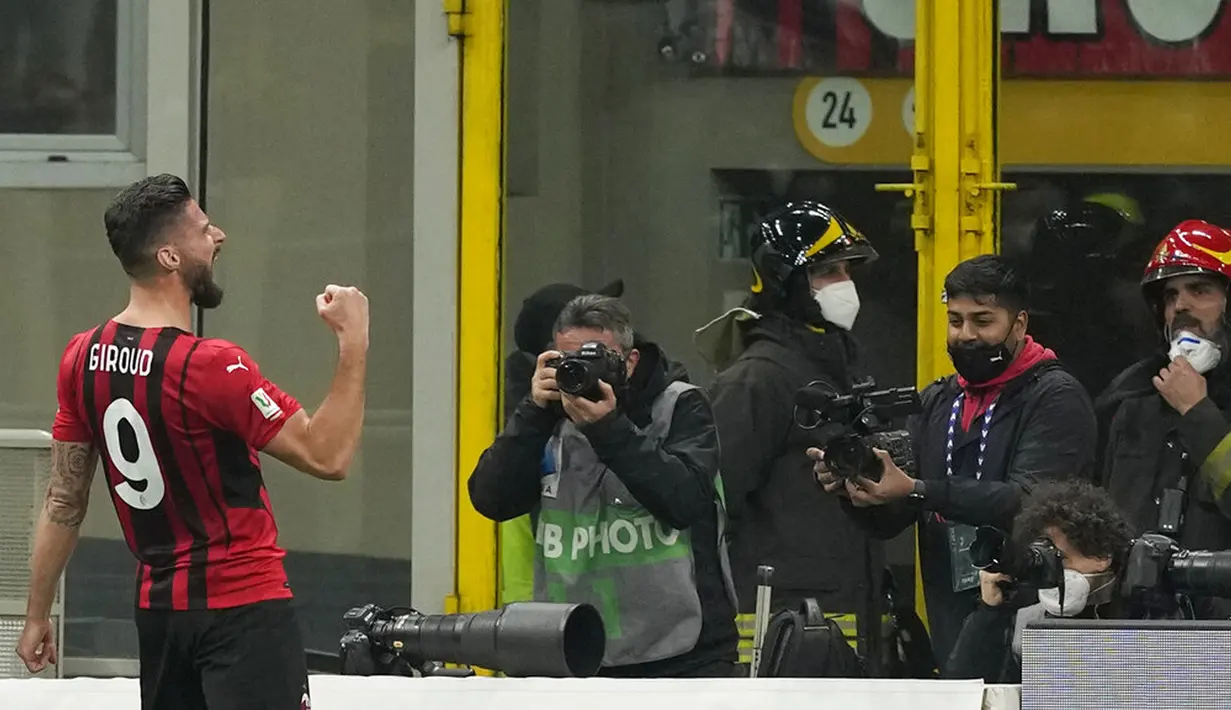 Pemain AC Milan Olivier Giroud melakukan selebrasi usai mencetak gol ke gawang Lazio pada pertandingan perempat final Coppa Italia di Stadion San Siro, Milan, Italia, 9 Februari 2022. AC Milan menang 4-0. (AP Photo/Antonio Calanni)