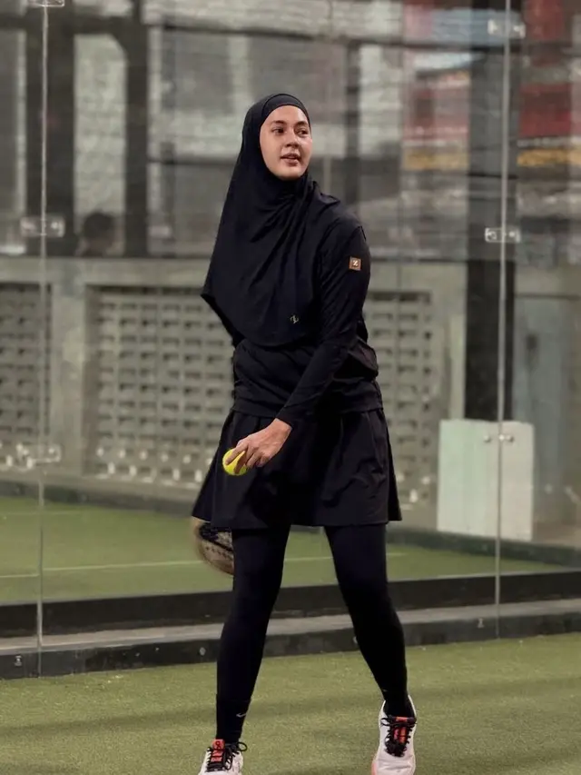 Inspirasi Outfit Hijab untuk Main Padel dari 6 Artis Indonesia (photo by instagram.com/paula_veerhoeven)