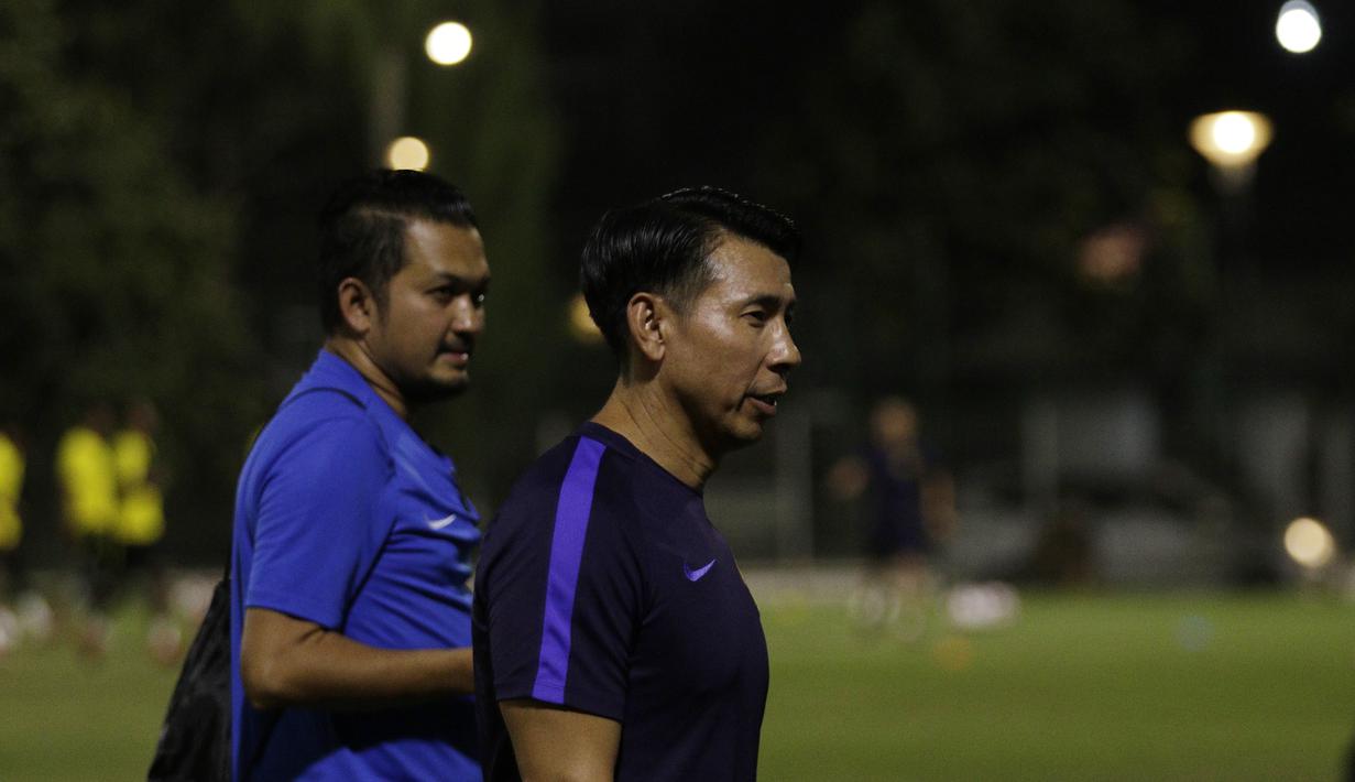Pelatih Timnas Malaysia, Tan Cheng Hoe, saat latihan jelang laga kualifikasi Piala Dunia di Lapangan ABC, Senayan, Jakarta, Selasa (3/9). Malaysia akan berhadapan dengan Indonesia. (Bola.com/M Iqbal Ichsan)