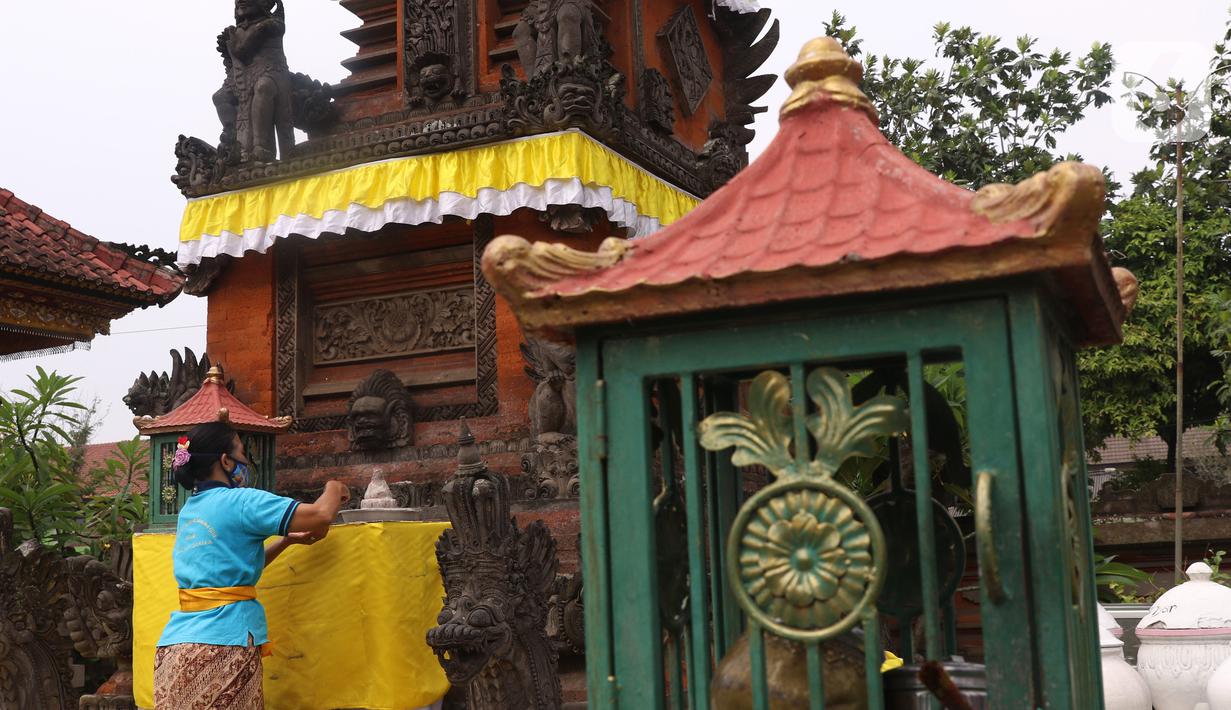 Umat Hindu menata sesaji dan perlengkapan sembahyang di Pura Kerta Jaya, Kota Tangerang, Banten, Selasa (15/9/2020). Persiapan tersebut dilakukan jelang Hari Raya Galungan yang jatuh pada 16 September 2020. (Liputan6.com/Angga Yuniar)