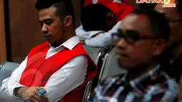 Roby 'Geisha' terpaksa meminta majelis hakim dan JPU menunda sidang vonisnya. Hal itu dikarenakan kesehatannya yang kurang fit pada Selasa (15/4/2014) (Liputan6.com/Miftahul Hayat).