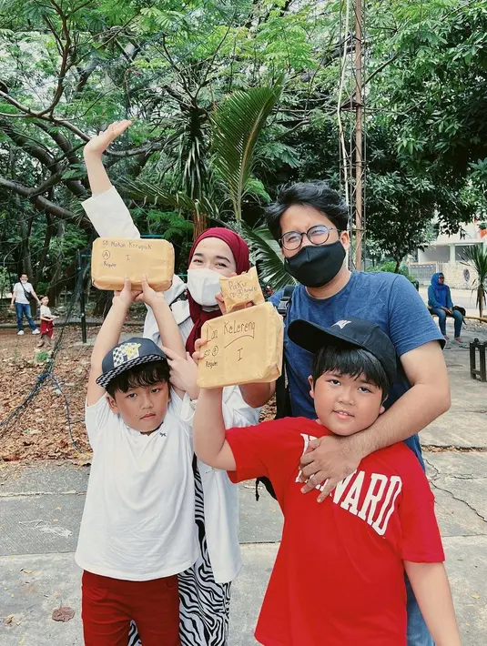 Ayus Sabyan dan Ririe Fairus sedang mengantar sambil menonton dan mendukung anak-anak mereka saat lomba 17 Agustus 2022 di HUT RI ke-77. (Instagram @ririe_fairus)