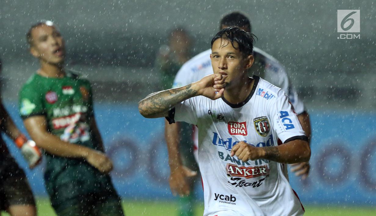 Pemain depan Bali United, Irfan Bachdim merayakan golnya ke gawang PS TNI saat laga lanjutan Liga 1 Indonesia di Stadion Pakansari, Kab Bogor, Senin (10/7). Laga dimenangkan Bali United dengan skor 4-3. (Liputan6.com/Helmi Fithriansyah)