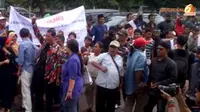 Mobil Satpol PP Dilempari Warga Waduk Ria Rio