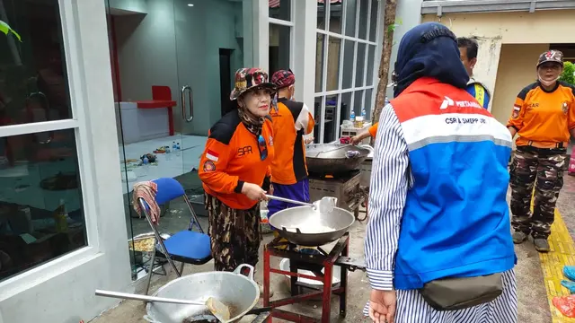 Pertamina menyalurkan bantuan Bright Gas dan logistik berupa sembako ke posko utama di Balai Kota Semarang secara berangsur pada Sabtu malam (31/12) dan Minggu pagi (1/1). (Dok Pertamina)
