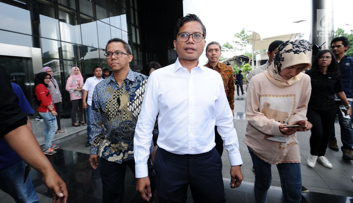Dirut Garuda Indonesia, Pahala N. Mansury (kemeja putih) keluar dari gedung KPK, Jakarta, Senin (11/9). Dalam konsultasi tersebut, Pahala berharap bisa memperbaiki kebijakan di Garuda Indonesia. (Liputan6.com/Helmi Fithriansyah)