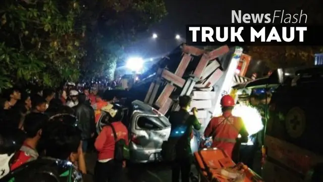 NEWS FLASH: Truk Bermuatan Besi Terguling Menimpa 2 Mobil dan 1 Motor