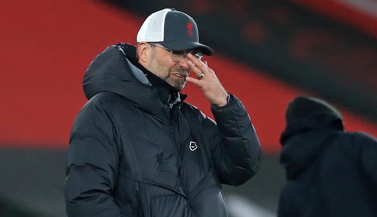 Pelatih Liverpool, Jurgen Klopp, memperhatikan pemainnya saat menghadapi Southampton pada laga lanjutan Liga Inggris, Selasa (5/1/2021). Liverpool takluk 0-1 menghadapi Southampton. (AFP/Adam Davy/pool)