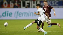 Gelandang timnas Jerman, Jamal Musiala (kiri) berebut bola dengan gelandang Latvia, Aleksejs Saveljevs dalam laga uji coba jelang EURO 2020 di Merkur Spiel Arena, Selasa (8/6/2021) dini hari WIB. Timnas Jerman memenangkan pertandingan dengan skor 7-1 atas timnas Latvia. (Odd ANDERSEN / AFP)