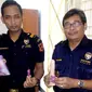 Petugas Bea dan Cukai Bengkulu menunjukkan barang sitaan berupa mainan yang sangat mirip dengan alat kelamin pria