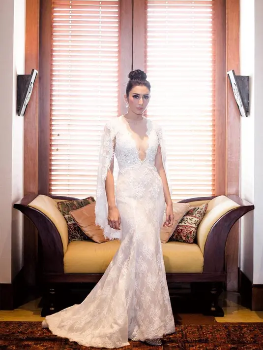 Seperti di foto ini, Tyas dengan gaun panjangnya yang mewah pun menata rambutnya dengan gaya bun hair. Berhasil wajahnya yang tirus makin terlihat lebih lonjong dan memesona. (Instagram/tyasmirasih)