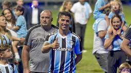 Pesepakbola Uruguay Luis Suarez mengacungkan jempol saat sesi perkenalannya sebagai pemain baru Gremio di stadion Gremio Arena, di Porto Alegre, Brasil, Rabu (4/1/2023). Mmantan pemain Barcelona dan Atletico Madrid itu dikabarkan menolak proposal dari sejumlah klub Arab Saudi dan Amerika Serikat. (AP Photo/Wesley Santos)