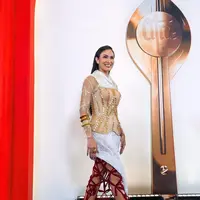 Di acara Festival Film Indonesia 2023, Aulia Sarah tampil slay dengan outfit edgy. Kebaya dipadu dress dan skirt tiga nuansa; putih, emas, dan merah menyatu dengan sempurna dikenakan Aulia. Ia padukan penampilannya dengan kitten heels merah. [Foto: Instagram/owliasarah]