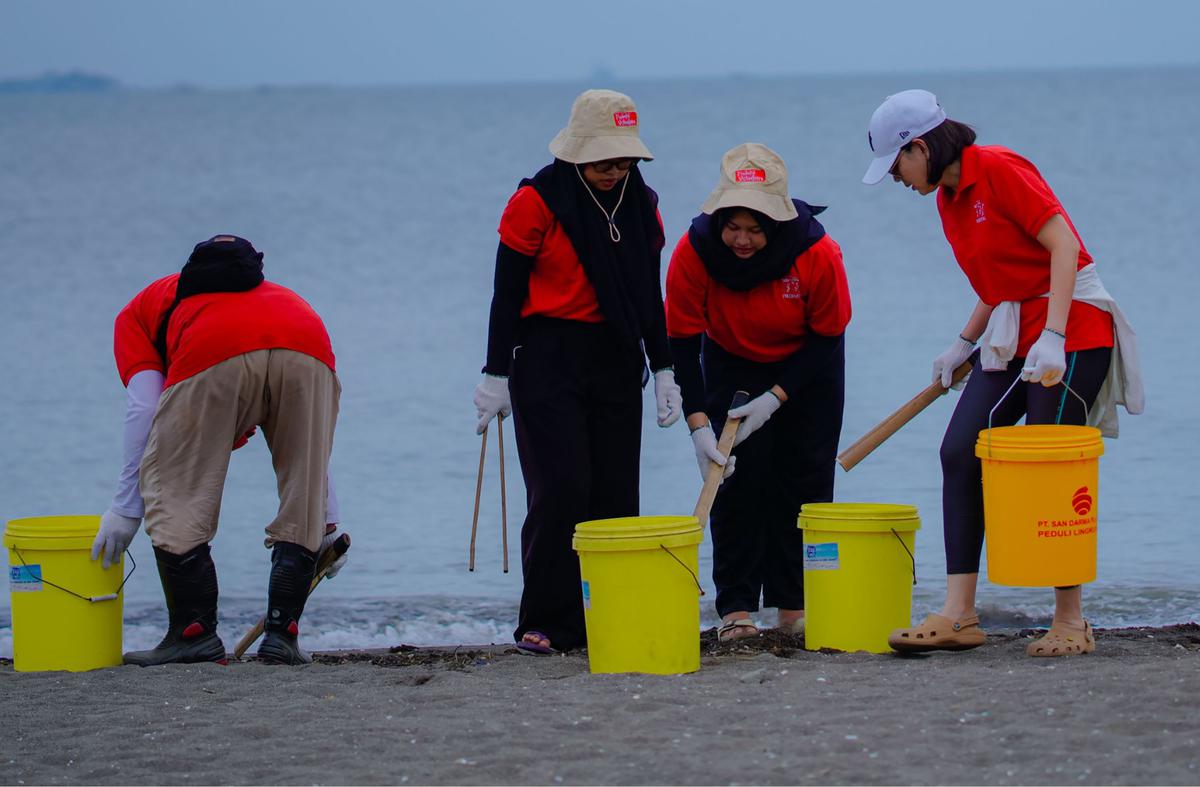 Aksi bersih-bersih Pantai Tanjung Pasir