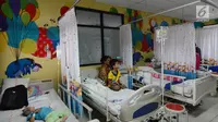 Seorang ibu menjaga anaknya yang terserang Demam Berdarah Dengue (DBD) yang dirawat di Rumah Sakit Umum Daerah (RSUD) Pasar Rebo, Jakarta, Jumat (1/2). Dalam sebulan ini, RSUD Pasar Rebo sudah menerima 88 pasien. (Merdeka.com/Imam Buhori)