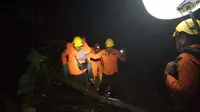 Proses evakuasi lima orang warga yang terjebak longsor di Nagari Kajai, Kecamatan Talamau Kabupaten Pasaman Barat, Sumatera Barat, Selasa (1/3/2022). (Liputan6.com/ Novia Harlina)