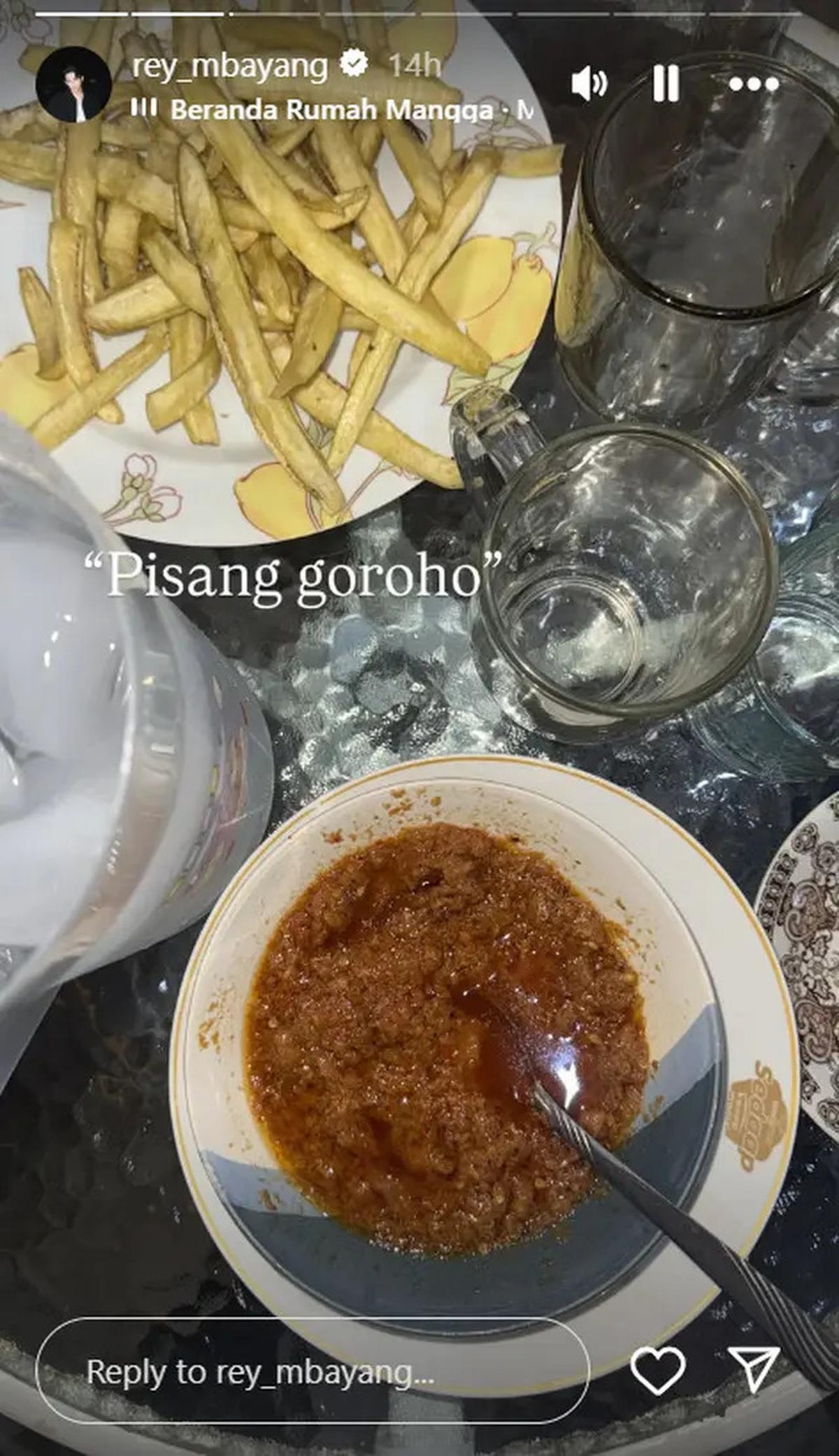 6 Potret Kegiatan Rey Mbayang di Kampung Halaman, Mudik Lebaran Bareng Anak dan Istri