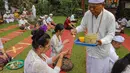 Semangat Galungan yang terus hidup dan beradaptasi membuktikan relevansinya dalam kehidupan umat Hindu Bali. Tampak dalam foto, umat Hindu melakukan sesi persembahyangan Hari Raya Galungan di Pura Amerta Jati, Cinere, Jakarta Selatan, Rabu (19/11/2025). (merdeka.com/Arie Basuki)