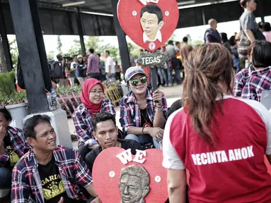 Pendukung setia Basuki Tjahaja Purnama (BTP) atau Ahok, Ahokers berkumpul di RTH Kalijodo, Jakarta, Kamis (24/1). Mereka memberi dukungan moril kepada Ahok yang resmi bebas. (Liputan6.com/Faizal Fanani)