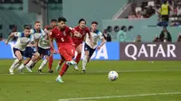 Mehdi Taremi. Striker Timnas Iran berusia 30 tahun ini mencetak brace di Piala Dunia 2022 pada laga matchday pertama di Grup B menghadapi Inggris (20/11/2022). Pada laga yang dimenangi Inggris 6-2 tersebut, Mehdi Taremi mencetak dua golnya pada menit ke-65 dan injury time babak kedua. Gol keduanya tersebut dicetaknya melalui eksekusi penalti saat laga memasuki menit ke-13 di masa injury time. Sementara pada matchday kedua menghadapi Wales (25/11/2022) saat Iran menang 2-0, ia sukses menyumbang 1 assist. (AP/Frank Augstein)