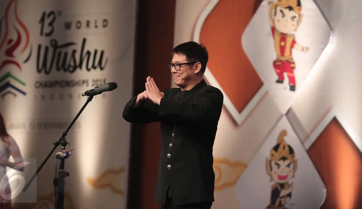 Duta Wushu Dunia Jet Li memberi salam kepada tamu saat acara pembukaan Kejuaraan Dunia Wushu ke-13 di Jakarta Convention Centre, Jakarta, (13/11/2015). Kejuaraan Dunia Wushu  diikuti 904 atlet dari 74 negara. (Liputan6.com/Angga Yuniar