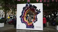 Sebuah pameran berjudul The Queen's Head ditampilkan sebagai bagian dari Chelsea in Bloom sebuah pertunjukan seni bunga alternatif yang berjalan bersama dengan Royal Horticultural Society (RHS) Chelsea Flower Show di Sloane Square, London, Inggris, 23 Mei 2022. (AP Photo/Matt Dunham)