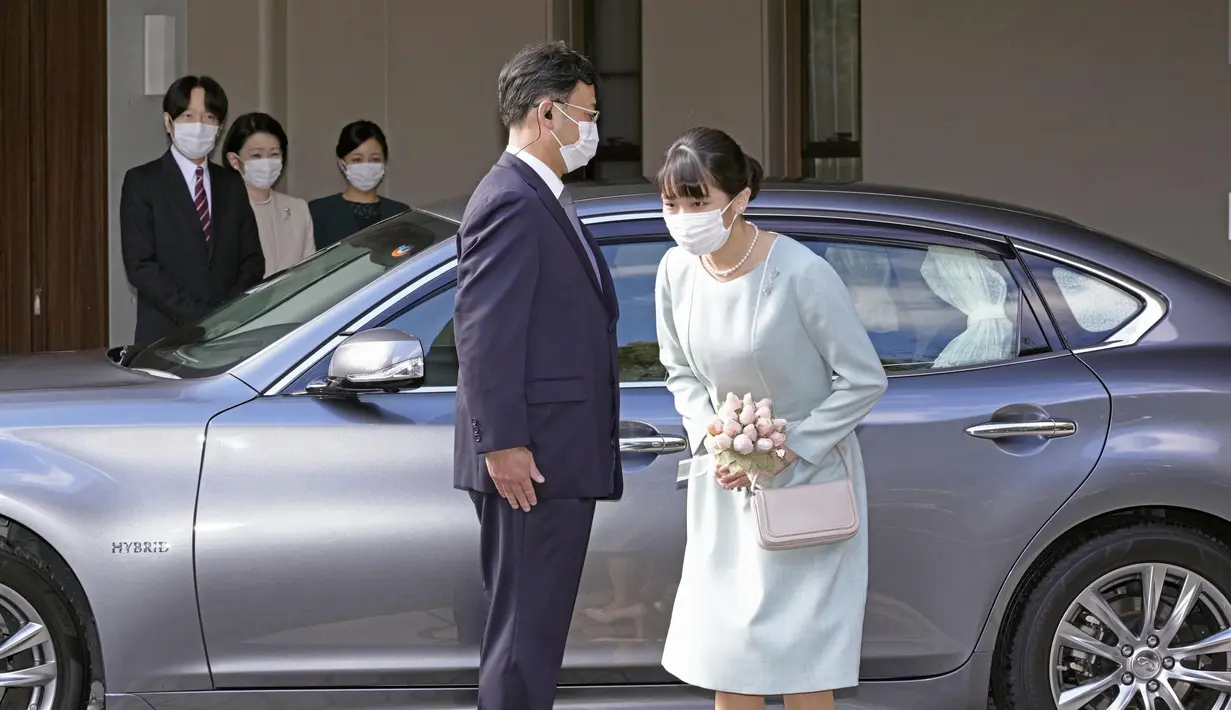 Putri Mako dari Jepang membungkuk sebelum meninggalkan rumahnya di Istana Akasaka, Tokyo, Selasa (26/10/2021). Putri Mako resmi telah kehilangan status kerajaannya setelah menikahi orang biasa, yaitu teman kuliahnya, Kei Komuro pada Selasa (26/10). (Koki Sengoku/Kyodo News via AP)