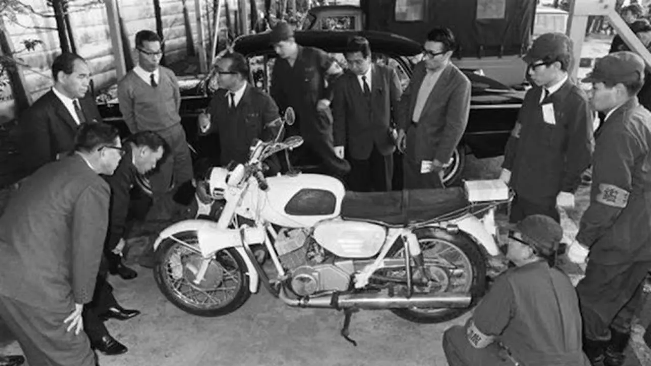 Petugas polisi memeriksa sepeda motor yang digunakan untuk pencurian uang tunai terbesar di Jepang. (Dok. Vintage Everyday)