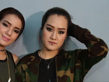 Sheila Marcia (kiri) dan Melodya Vanessa berpose usai mengisi program talk show di kawasan Tendean, Jakarta, Senin (19/9). Saat ultah pada 3 September lalu, Sheila dihadiahi sebuah cincin berlian dan mobil oleh Vanessa. (Liputan6.com/Herman Zakharia)