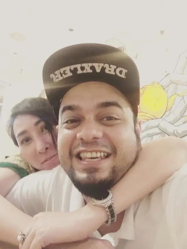 FOTO: Momen Kemesraan Rio Reifan dan Istrinya, Henny Mona