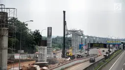 Kendaraan melintas di samping proyek Light Rail Transit (LRT) di sisi jalan Tol Jagorawi, Cibubur, Jakarta, Senin (13/8). Menurut Menhub progres fisik pengerjaan LRT di Cibubur sudah 40 persen. (Liputan6.com/Faizal Fanani)