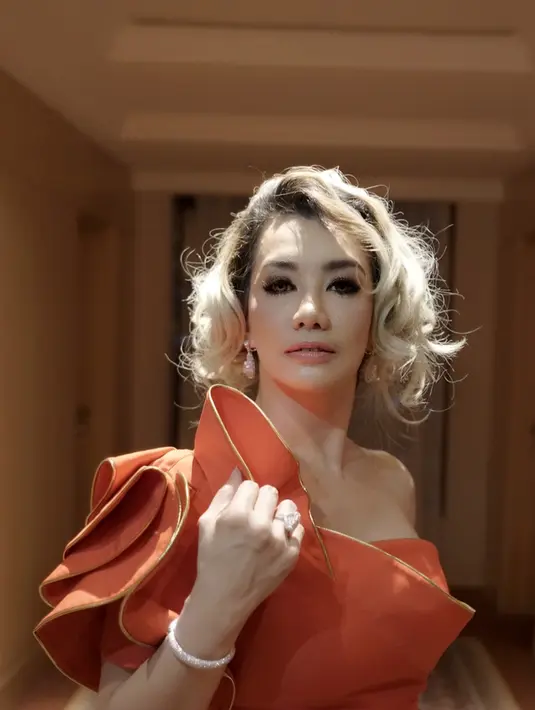 Reza Artamevia sempat membuat publik heboh setelah ia melepas kerudungnya. Ia pung mengaku lebih nyaman tak mengenakan kerudung. (Foto: instagram.com/rezaartameviaofficial)