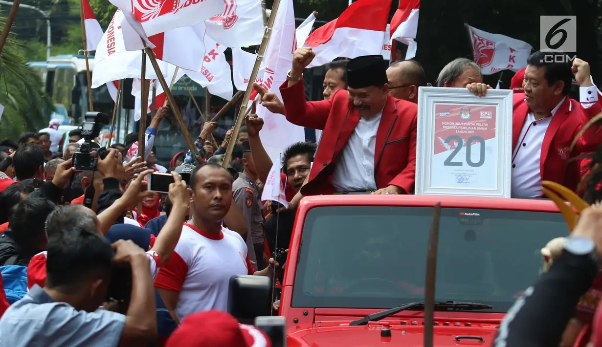 Ketua Umum PKPI AM Hendropriyono disambut massa kader dan simpatisan mengarak nomor urutnya seusai meninggalkan kantor KPU, Jakarta, Jumat (13/4). KPU resmi menetapkan PKPI sebagai peserta pemilu 2019 dengan nomor utut 20. (Liputan6.com/Angga Yuniar)