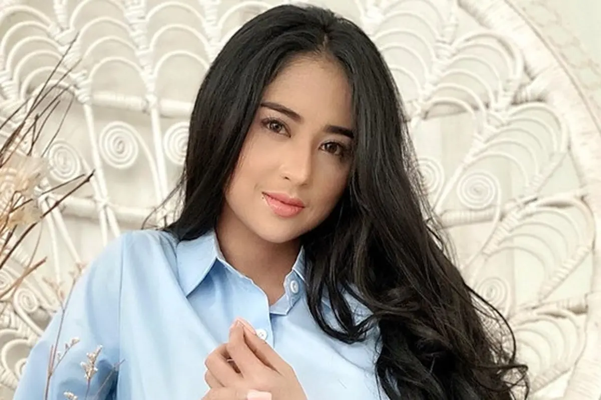 Siap Gelar Konser 17 Tahun Berkarier, Ini 6 Gaya Panggung Dewi Perssik