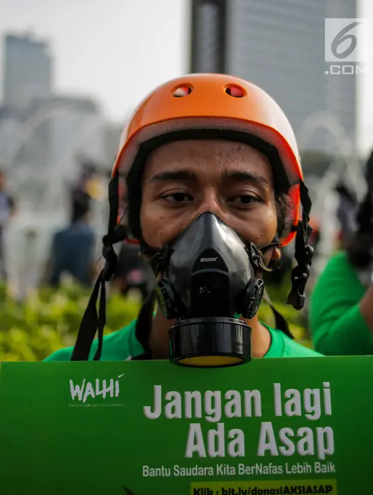 Anggota Walhi Jakarta menggunakan masker saat menggelar aksi melawan asap dan peduli satwa dalam CFD di Bundaran HI, Jakarta, Minggu (15/9/2019). Walhi menuntut pemerintah segera menyelesaikan permasalahan kebakaran hutan yang berdampak buruk bagi manusia dan lingkungan. (Liputan6.com/Faizal Fanani)