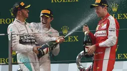 Sebastian Vettel pun tak luput dari keusilan Lewis Hamilton