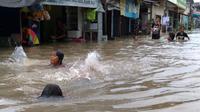 Hujan yang mengguyur Kota Tangerang semalaman membuat Komplek Kunciran Mas Permai, Pinang banjir.