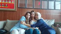 Betharia Sonata ibunda Leon Dozan bersama Rinoa Aurora Senduk dan ibunya, Yuliana di Polres Metro Jakarta Pusat, Senin (4/12/2023). (Dok. via M. Altaf Jauhar)
